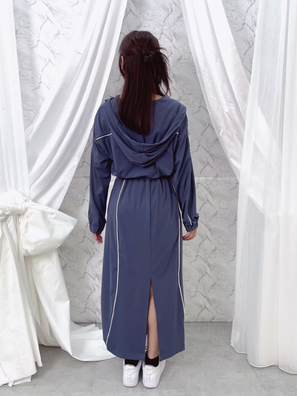 ブルー系のナイロンジャケット、ブルー系のスカートを着用したレディースの秋コーディネートの8枚目の写真