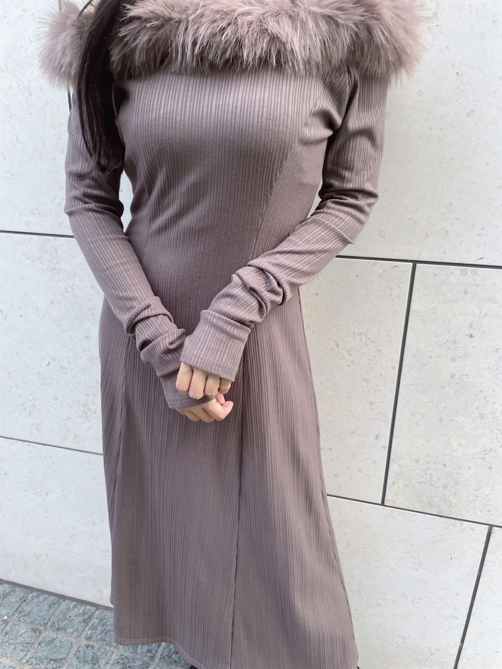 ブラウン系のワンピース、ブラック系のハンドバッグ、ブラック系のパンプスを着用したレディースの秋コーディネートの6枚目の写真