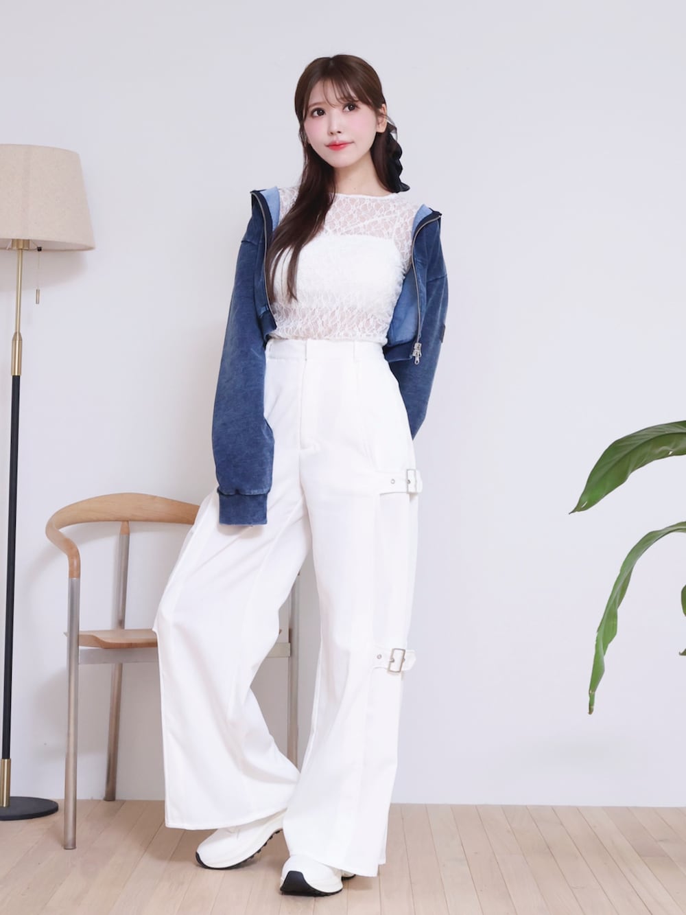 ホワイト系のTシャツ/カットソー、ホワイト系のその他パンツ、ブルー系のパーカーを着用したレディースの春コーディネートの3枚目の写真