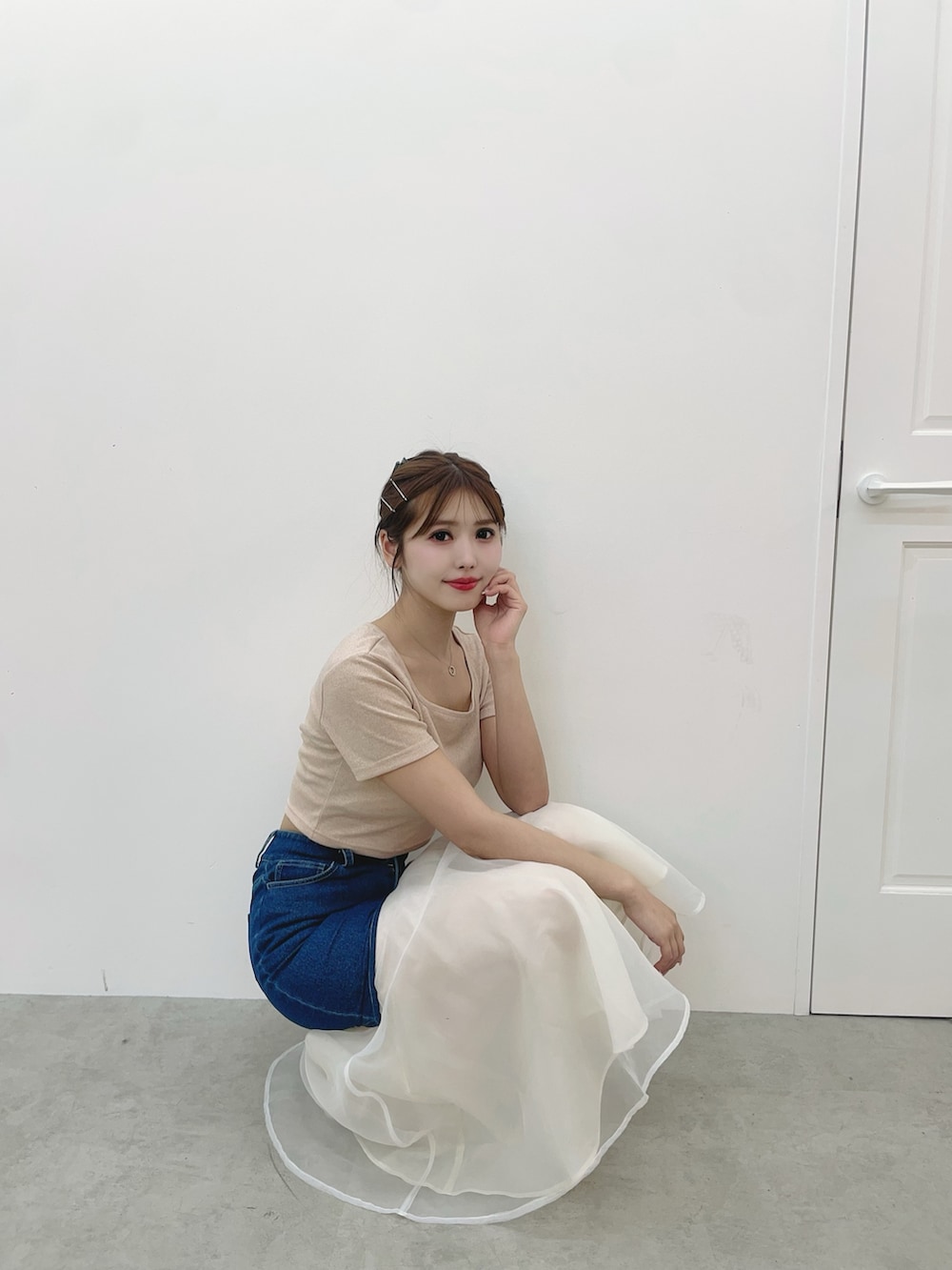 ブルー系のデニムスカート、ピンク系のTシャツ/カットソー、ピンク系のサンダルを着用したレディースの夏コーディネートの5枚目の写真