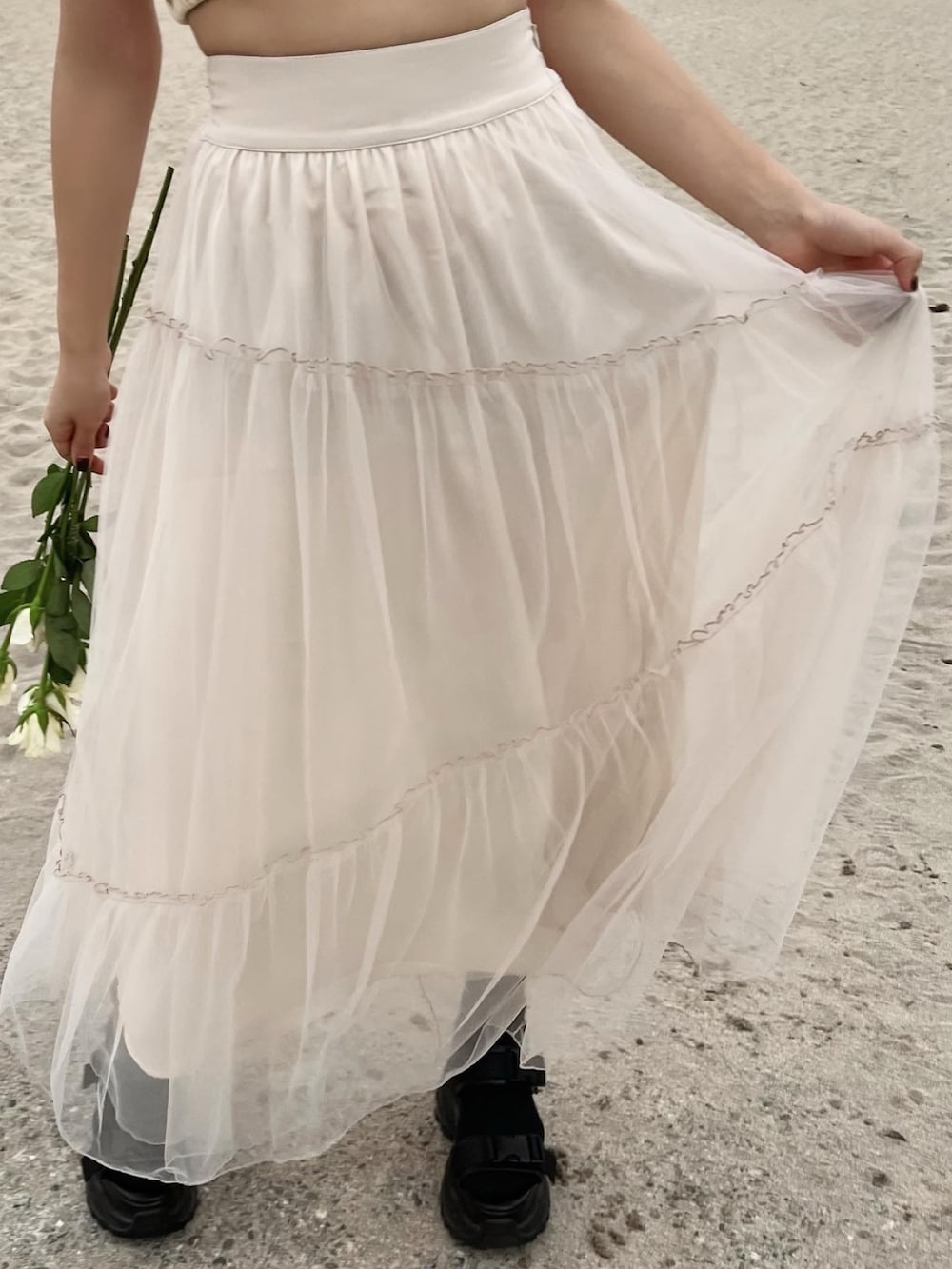 イエロー系のキャミソール、ベージュ系のスカートを着用したレディースの春コーディネートの7枚目の写真