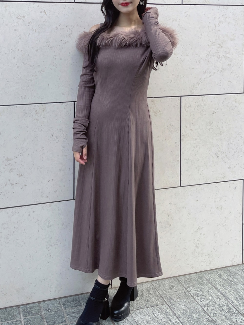 ブラウン系のワンピース、ブラック系のハンドバッグ、ブラック系のパンプスを着用したレディースの秋コーディネートの4枚目の写真