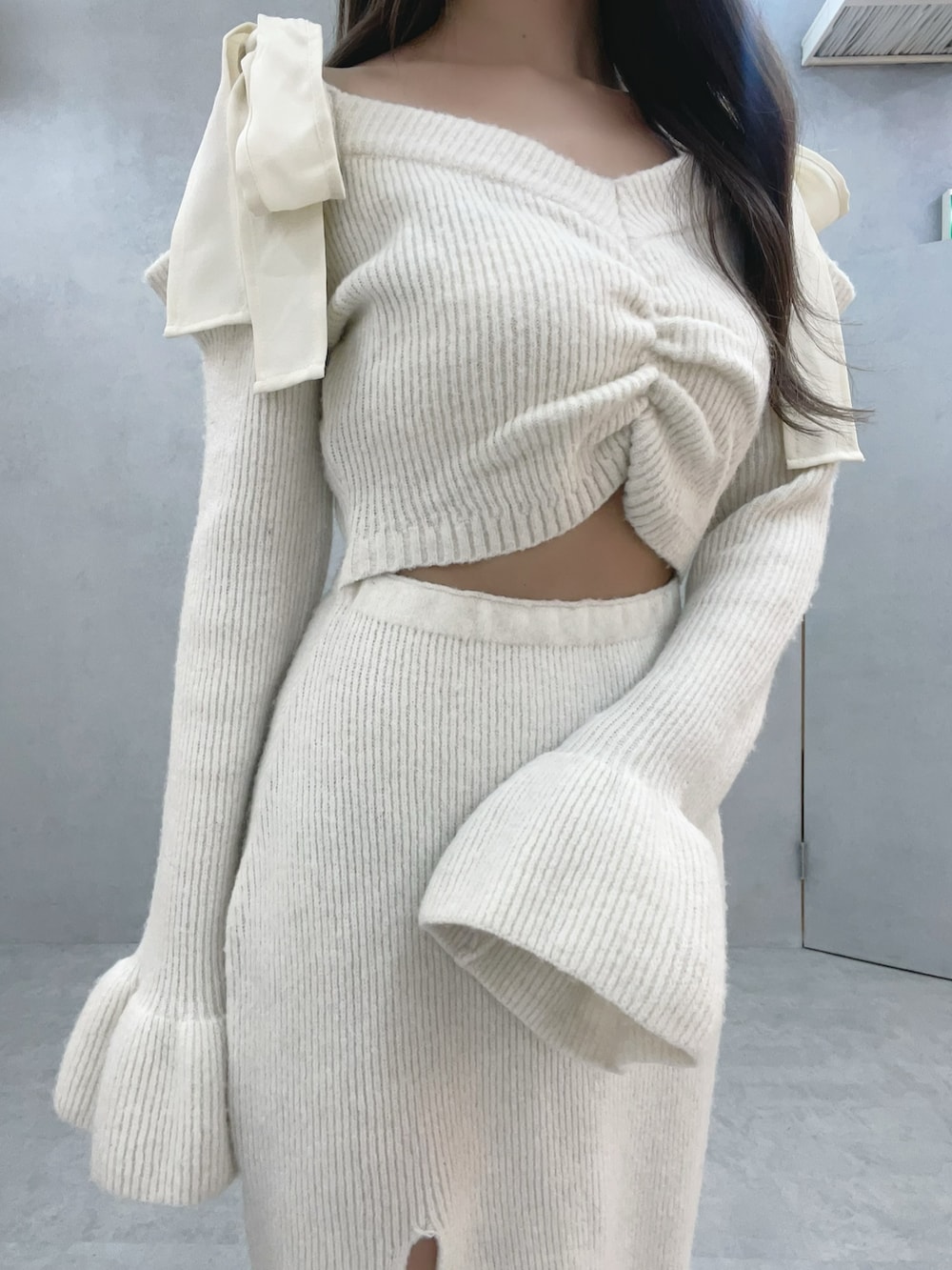 ブラウン系のショルダーバッグ、ホワイト系のワンピースを着用したレディースの冬コーディネートの6枚目の写真