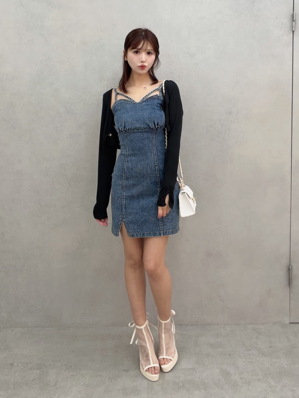 ブラック系のTシャツ/カットソー、ホワイト系のサンダル、ブルー系のワンピースを着用したレディースの冬コーディネートの2枚目の写真