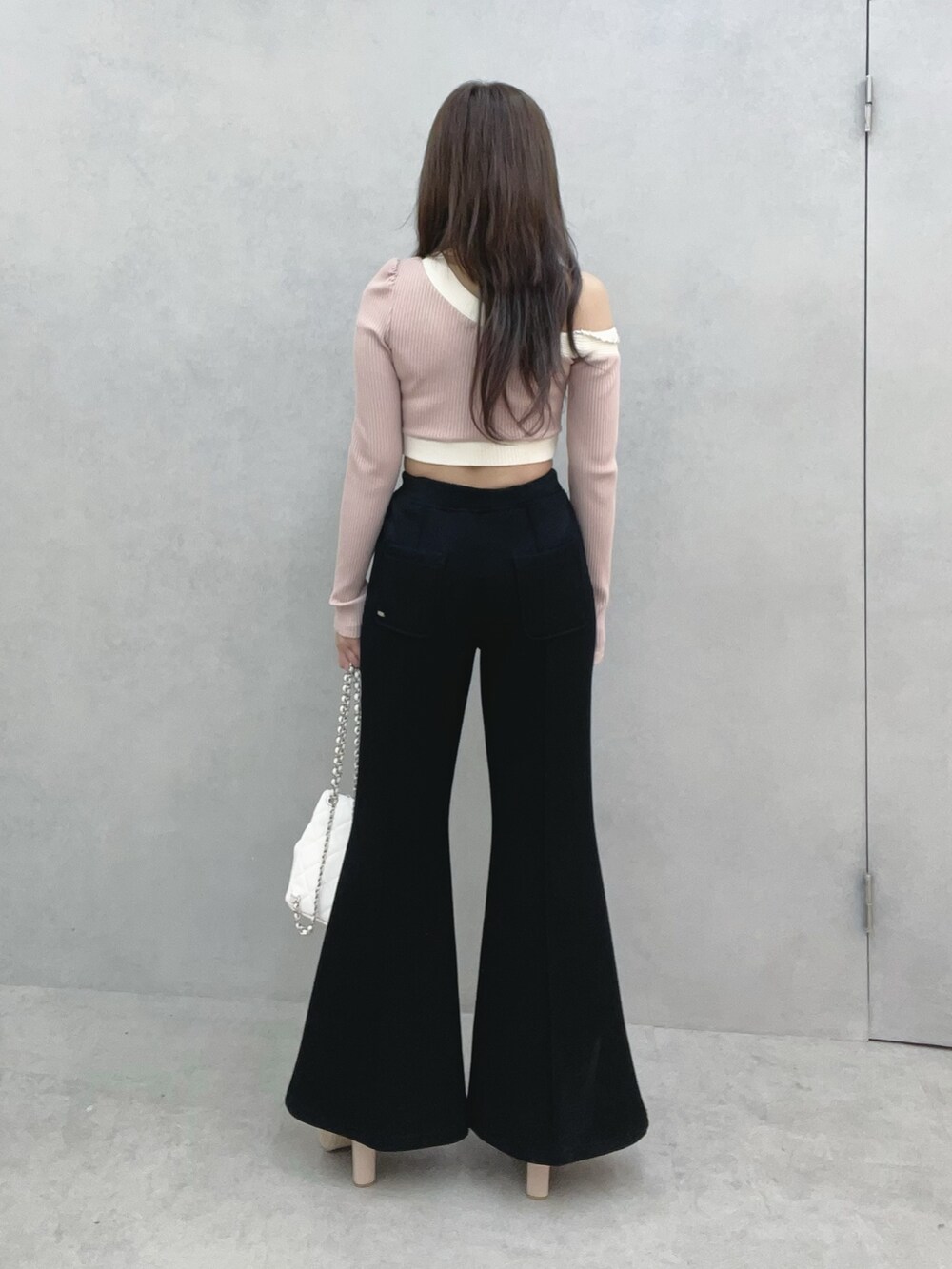 ピンク系のTシャツ/カットソー、ブラック系のその他パンツ、ホワイト系のバックパック/リュックを着用したレディースの冬コーディネートの4枚目の写真