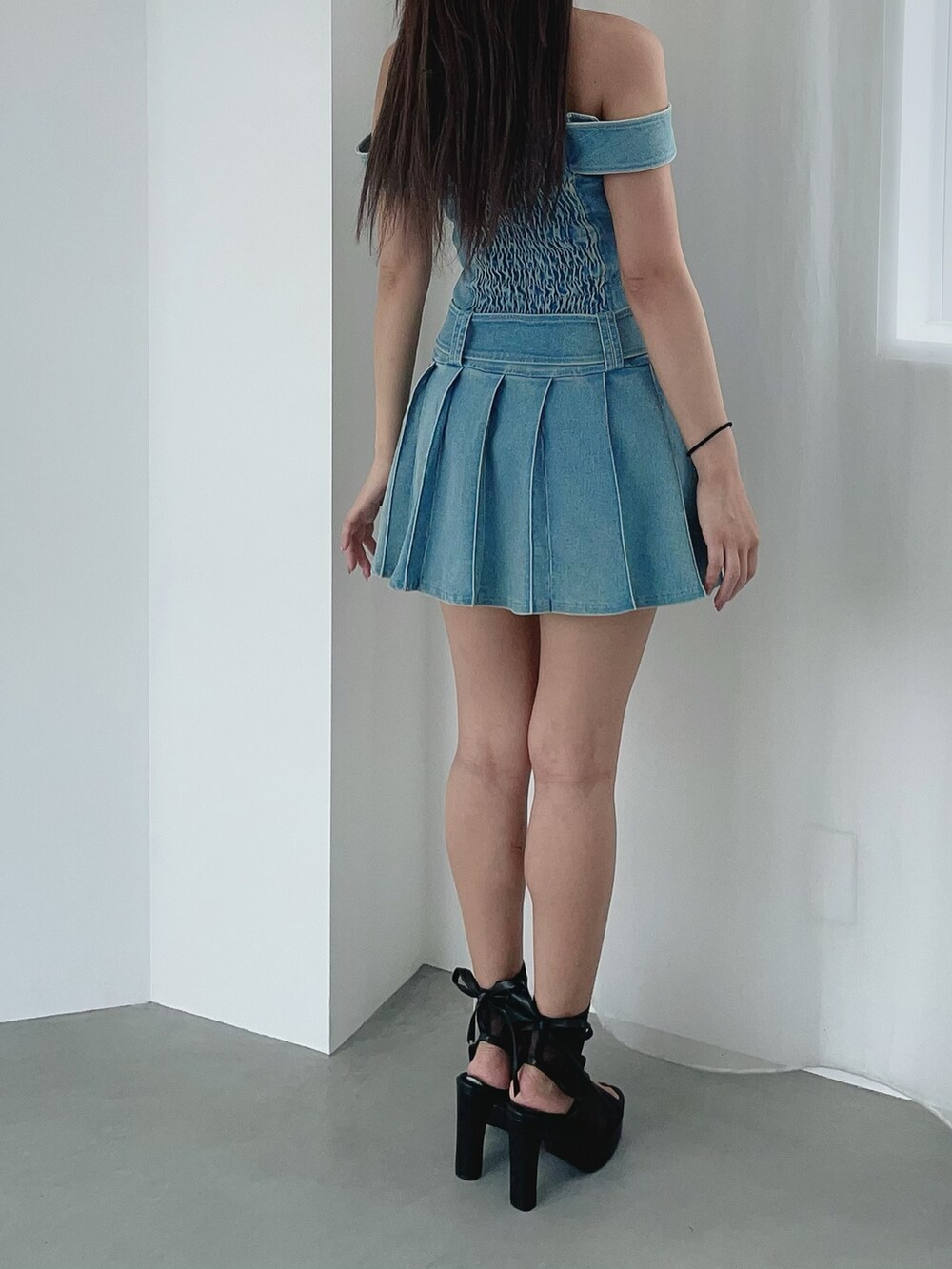 ブルー系のワンピース、ブラック系のサンダルを着用したレディースの春コーディネートの4枚目の写真