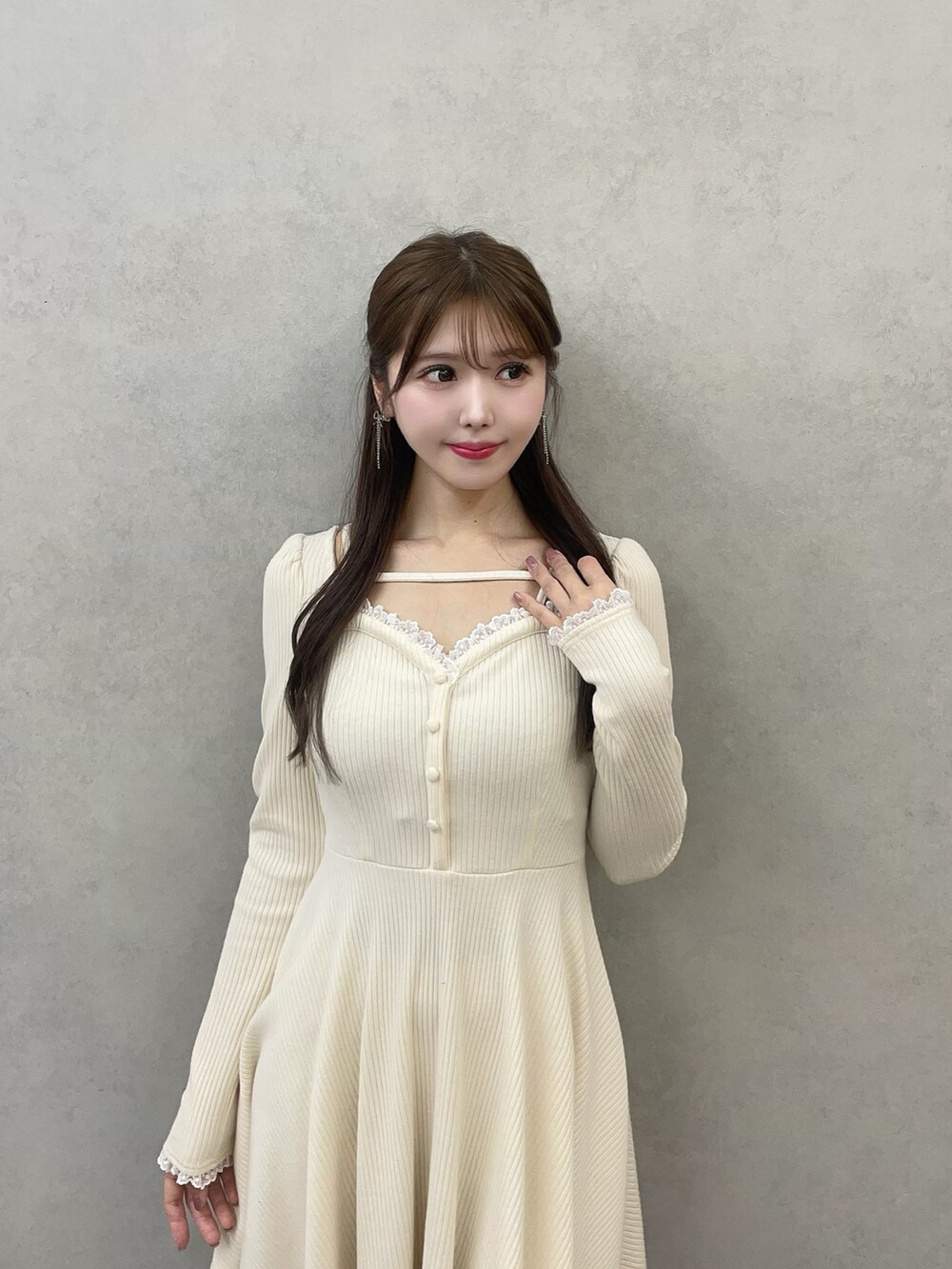 ホワイト系のワンピース、ブラック系のブーツを着用したレディースの冬コーディネートの2枚目の写真