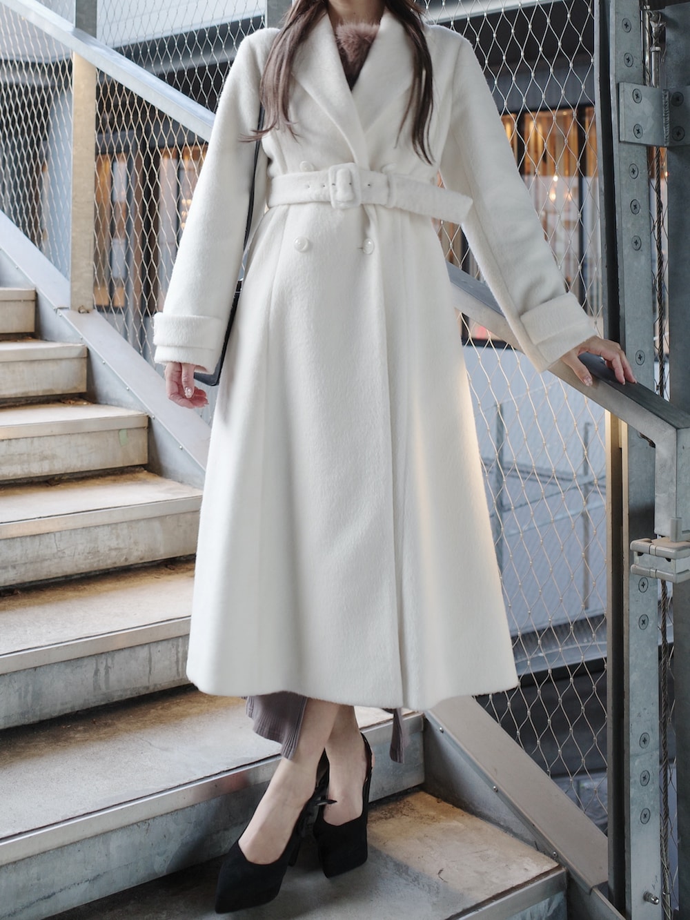 ホワイト系のその他アウター、ブラック系のハンドバッグを着用したレディースの冬コーディネートの5枚目の写真