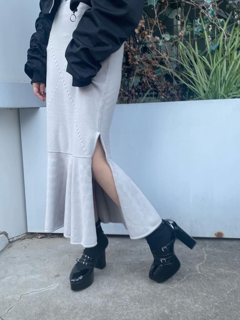 ブラック系のブルゾン、その他のパンプス、グレー系のニット/セーターを着用したレディースの春コーディネートの4枚目の写真