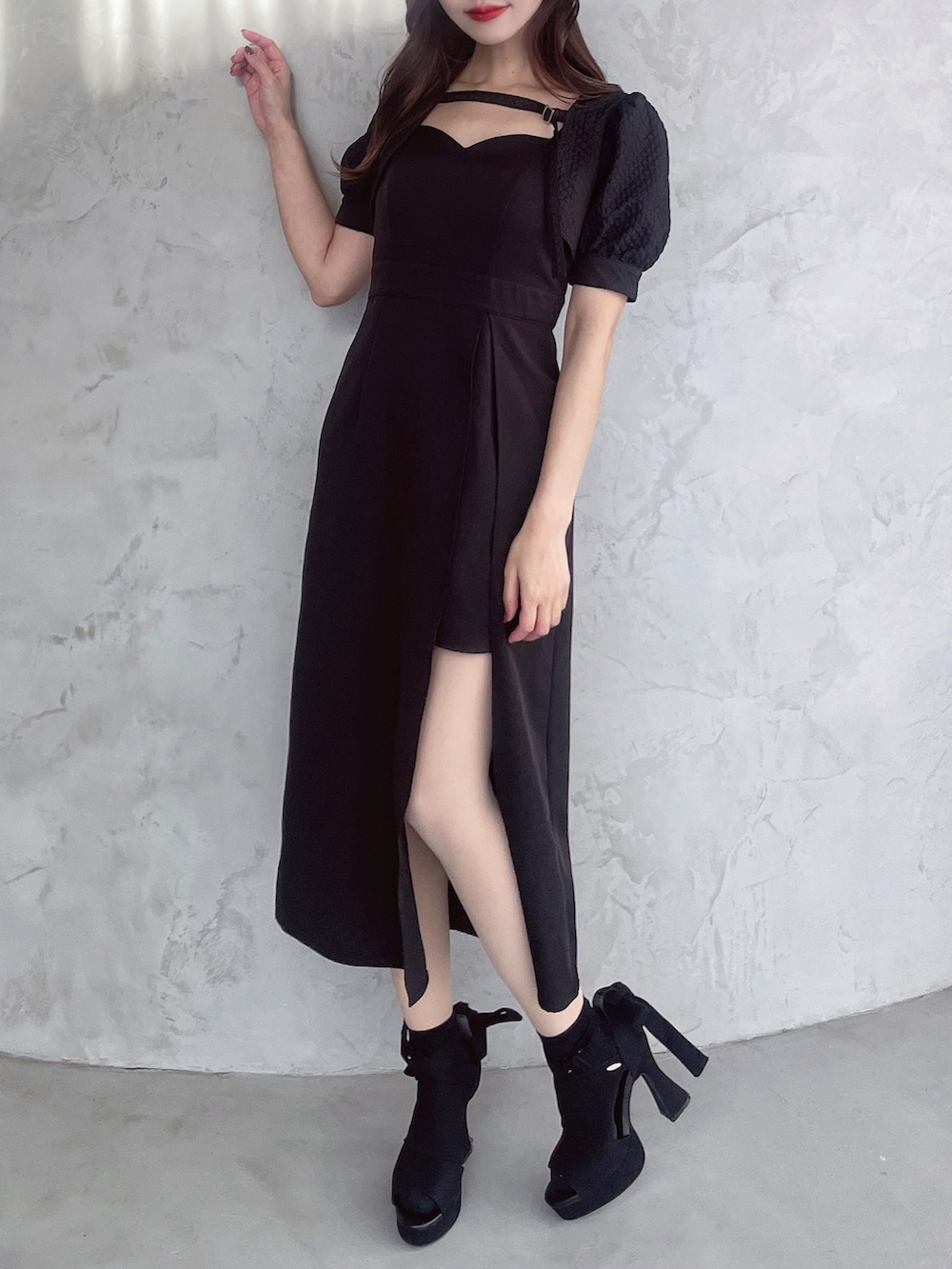 ブラック系のワンピース、ブラック系のサンダルを着用したレディースの春コーディネートの2枚目の写真