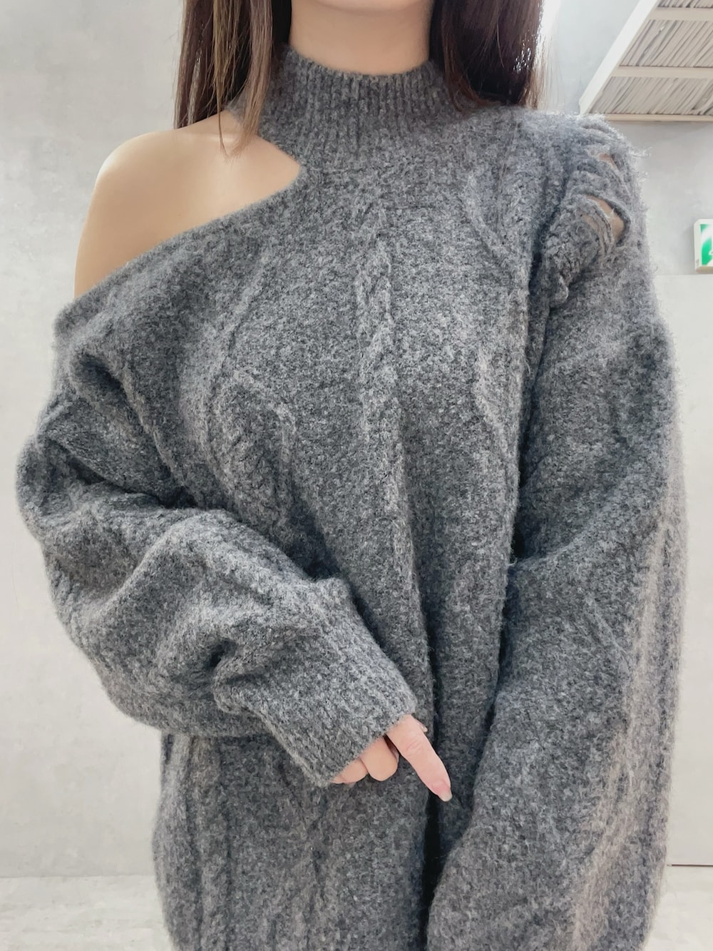 グレー系のニット/セーター、ブルー系のデニムパンツを着用したレディースの冬コーディネートの7枚目の写真