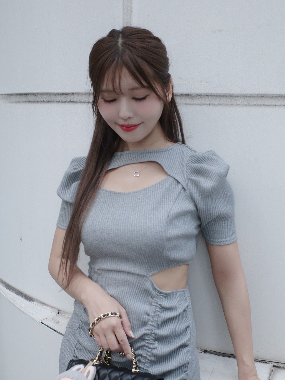 グレー系のワンピース、ブラック系のサンダルを着用したレディースの夏コーディネートの4枚目の写真