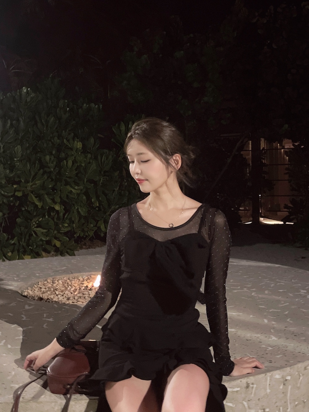 ブラック系のワンピース、ブラック系のTシャツ/カットソーを着用したレディースの夏コーディネートの4枚目の写真