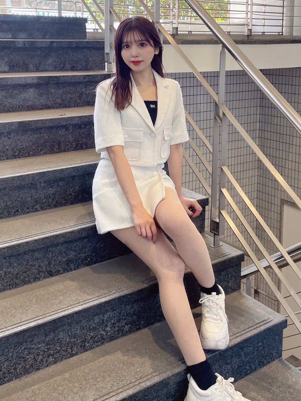 ホワイト系のその他パンツ、ブラック系のキャミソール、ホワイト系のテーラードジャケットを着用したレディースの春コーディネートの3枚目の写真