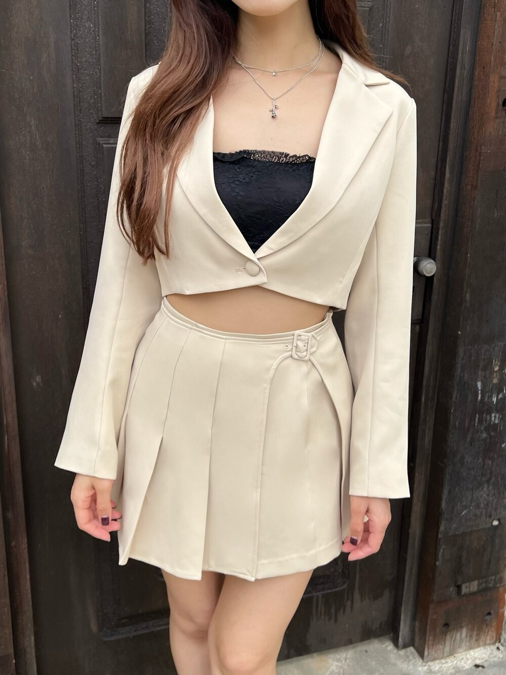 イエロー系のテーラードジャケット、イエロー系のスカート、ブラック系のパンプスを着用したレディースの冬コーディネートの7枚目の写真