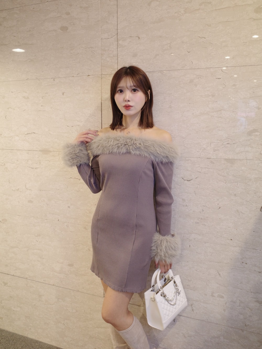 ブラウン系のワンピース、ホワイト系のハンドバッグ、ホワイト系のブーツを着用したレディースの秋コーディネートの3枚目の写真