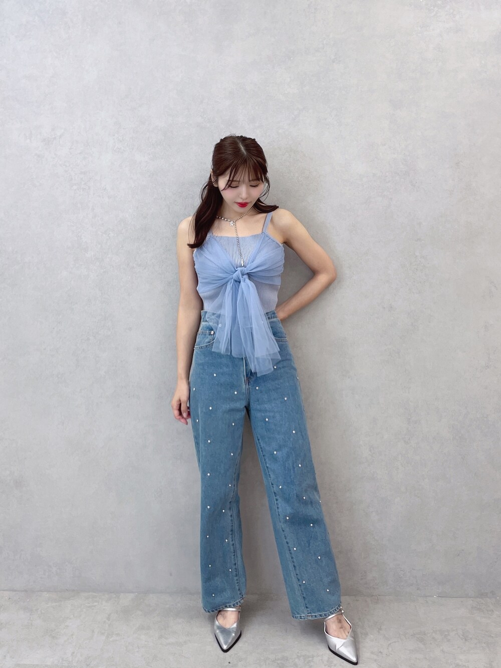 ブルー系のキャミソール、ブルー系のデニムパンツ、シルバー系のネックレスを着用したレディースの夏コーディネートの3枚目の写真