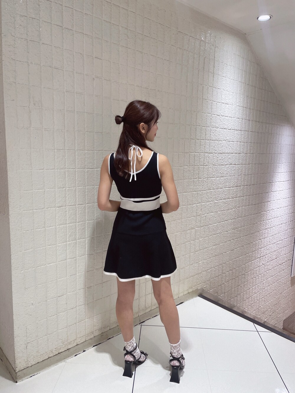 ブラック系のサンダル、ブラック系のワンピース、ホワイト系のソックス/靴下を着用したレディースの夏コーディネートの6枚目の写真