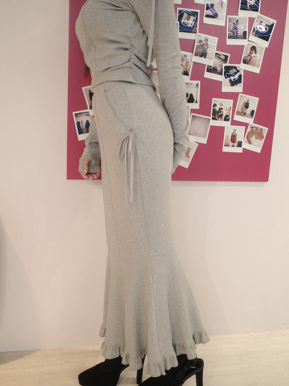 グレー系のTシャツ/カットソー、グレー系のスカートを着用したレディースの秋コーディネートの7枚目の写真