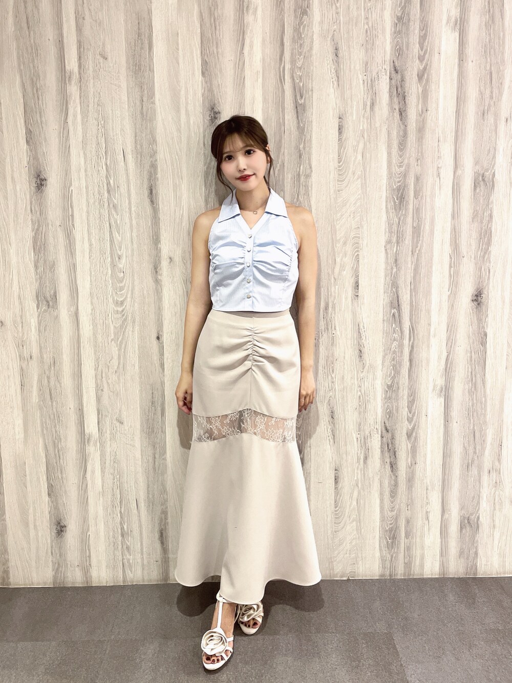 ブルー系のシャツ/ブラウス、グレー系のスカート、ホワイト系のサンダルを着用したレディースの春コーディネートの2枚目の写真