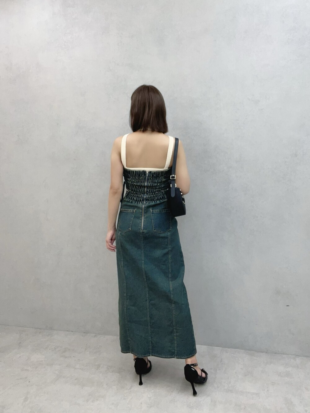 ブルー系のワンピース、ブラック系のサンダル、ホワイト系のニット/セーターを着用したレディースの秋コーディネートの6枚目の写真