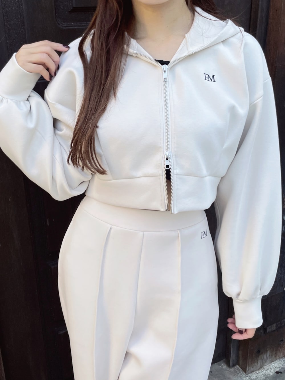 ホワイト系のパーカー、ホワイト系のその他パンツ、ブラック系のサンダルを着用したレディースの冬コーディネートの5枚目の写真