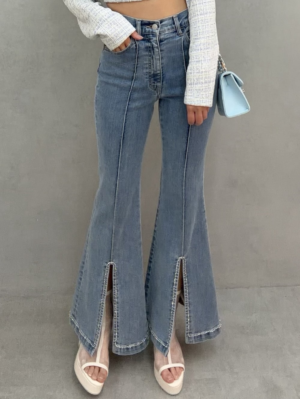 ブルー系のデニムパンツ、ブルー系のシャツ/ブラウス、ホワイト系のサンダルを着用したレディースの冬コーディネートの6枚目の写真