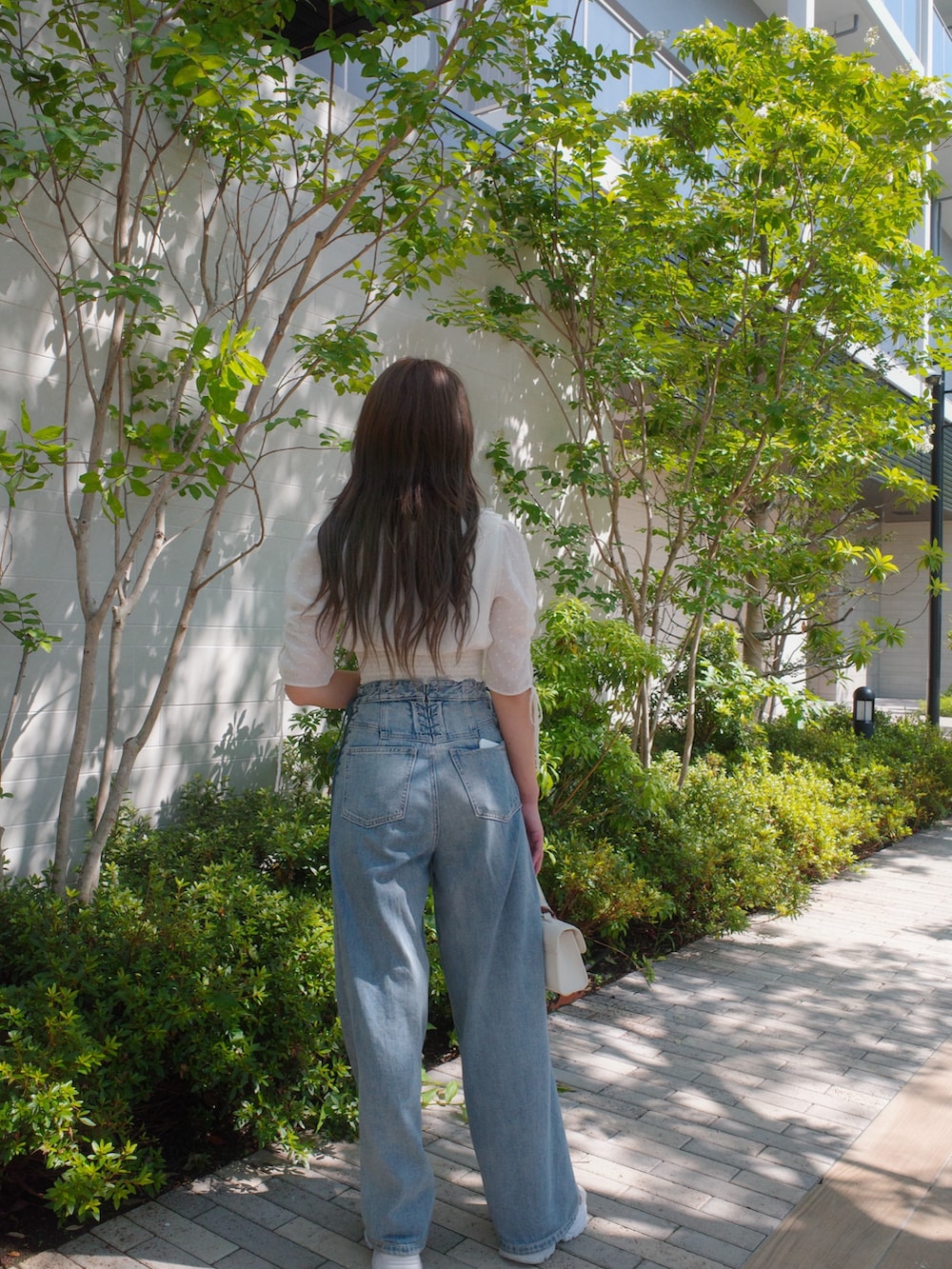 ホワイト系のシャツ/ブラウス、ブルー系のデニムパンツを着用したレディースの夏コーディネートの7枚目の写真