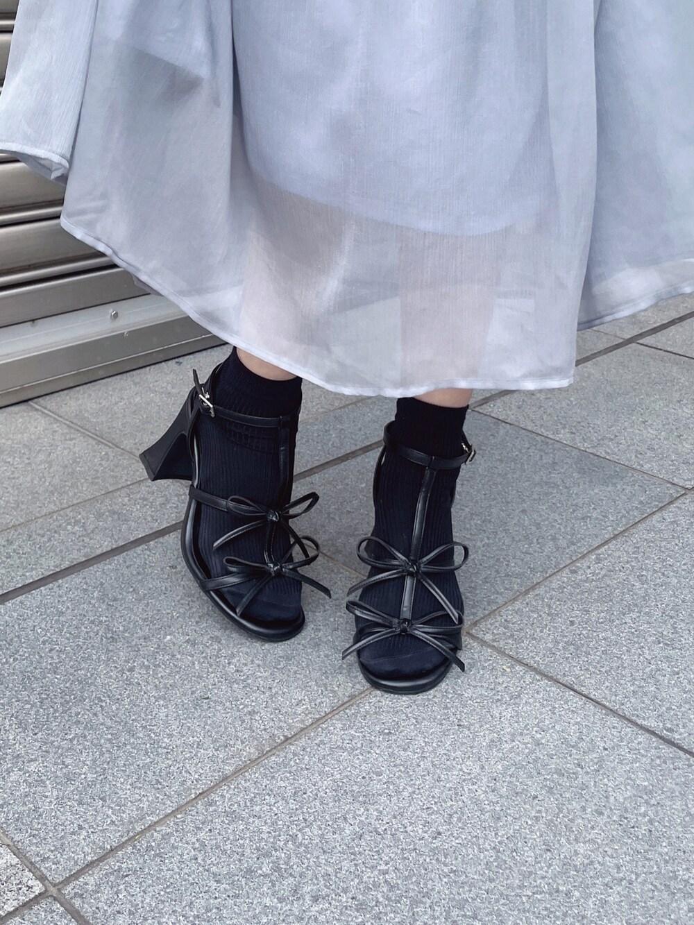 ブルー系のワンピース、ブラック系のキャミソール、ブラック系のショルダーバッグを着用したレディースの春コーディネートの8枚目の写真