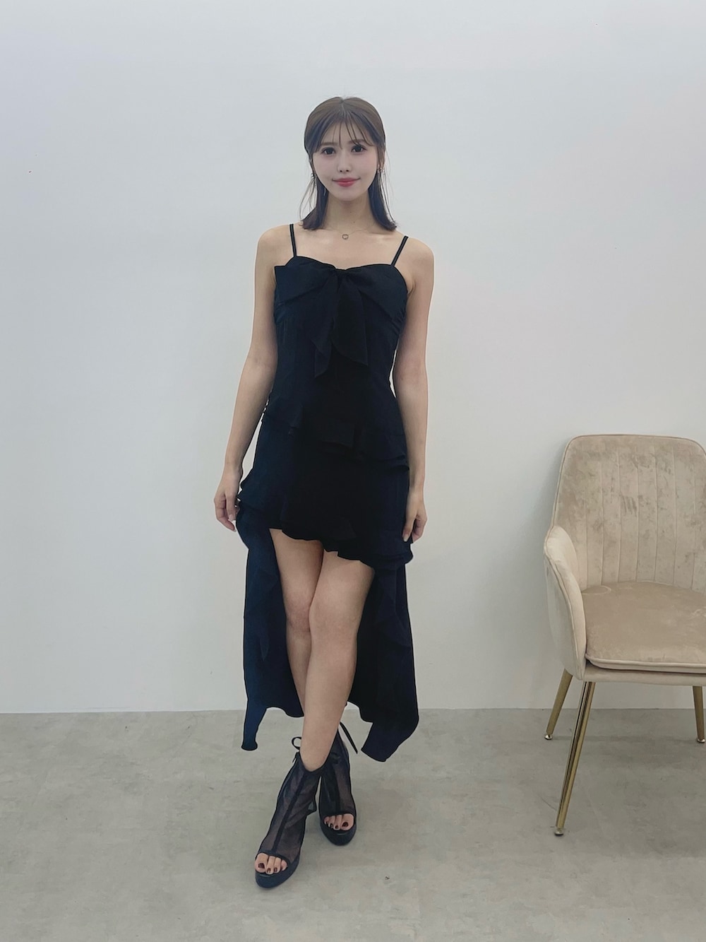 ブラック系のワンピース、ブラック系のTシャツ/カットソーを着用したレディースの夏コーディネートの5枚目の写真