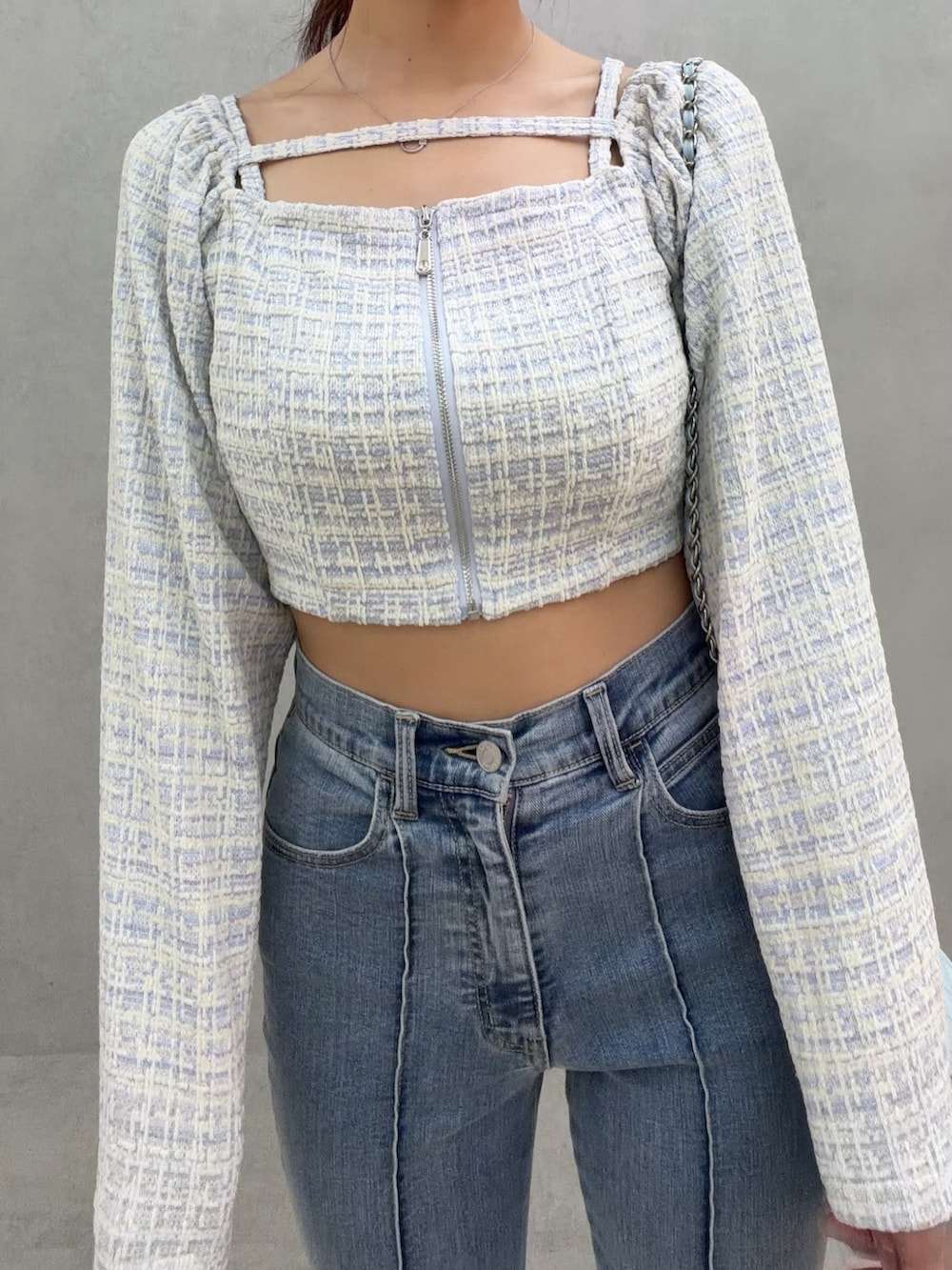 ブルー系のデニムパンツ、ブルー系のシャツ/ブラウス、ホワイト系のサンダルを着用したレディースの冬コーディネートの5枚目の写真