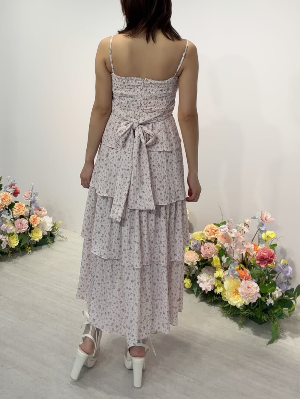 ピンク系のワンピース、ホワイト系のサンダルを着用したレディースの冬コーディネートの4枚目の写真