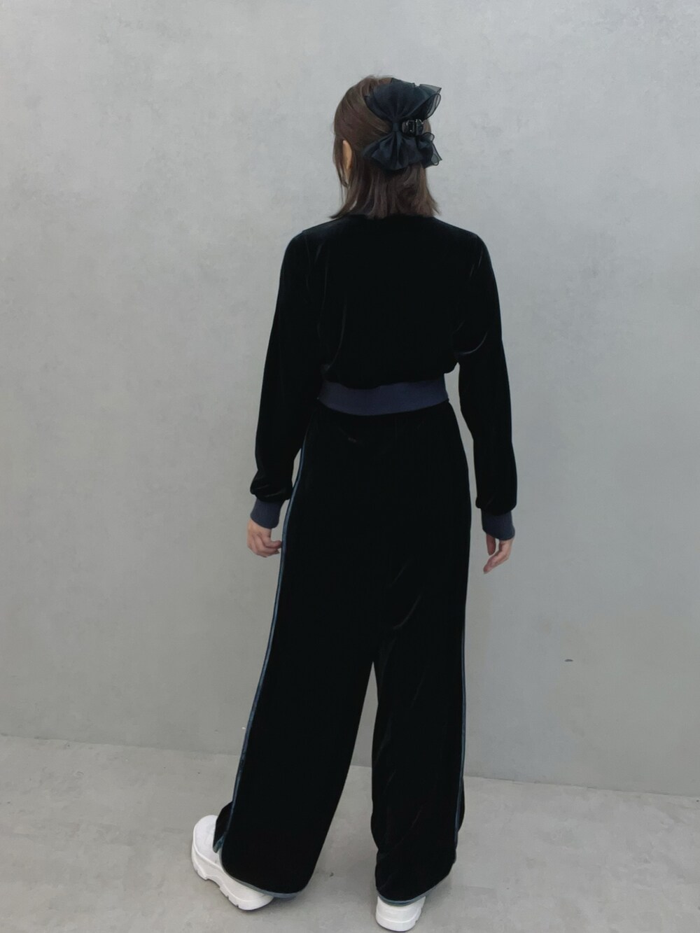 ブラック系のブルゾン、ブラック系のその他パンツ、ホワイト系のスニーカーを着用したレディースの秋コーディネートの5枚目の写真