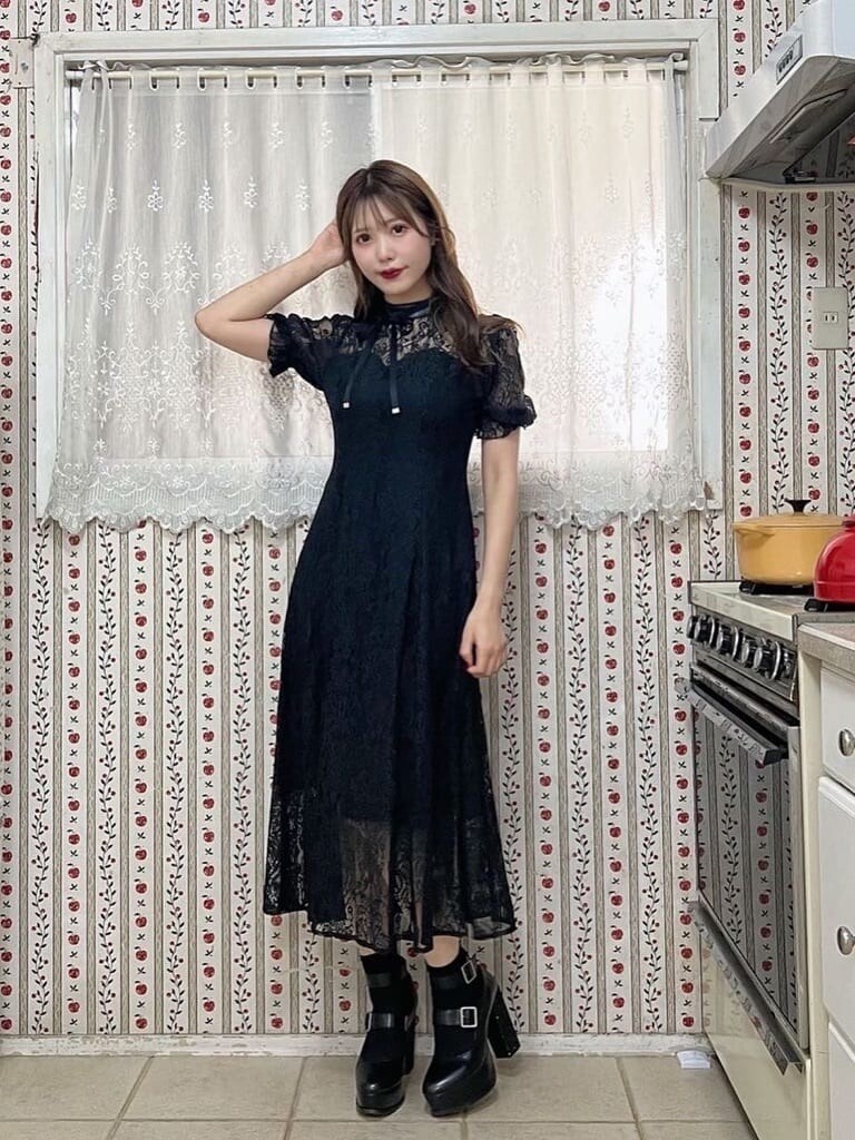 ホワイト系のワンピース、ブラック系のパンプスを着用したレディースの夏コーディネートの3枚目の写真