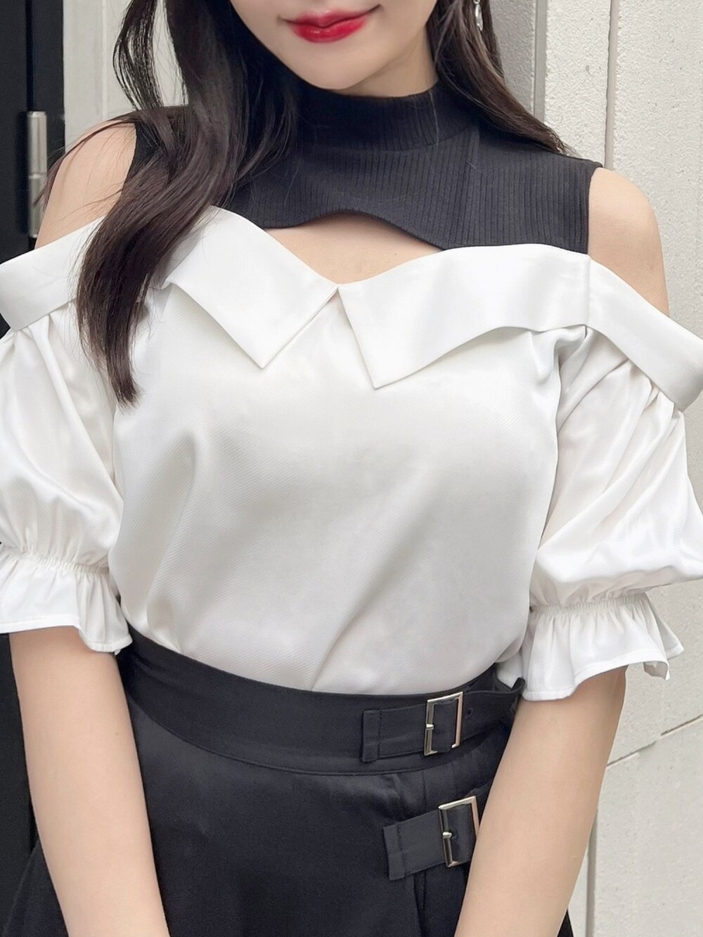 ホワイト系のシャツ/ブラウス、ブラック系のスカート、ブラック系のパンプスを着用したレディースの夏コーディネートの2枚目の写真