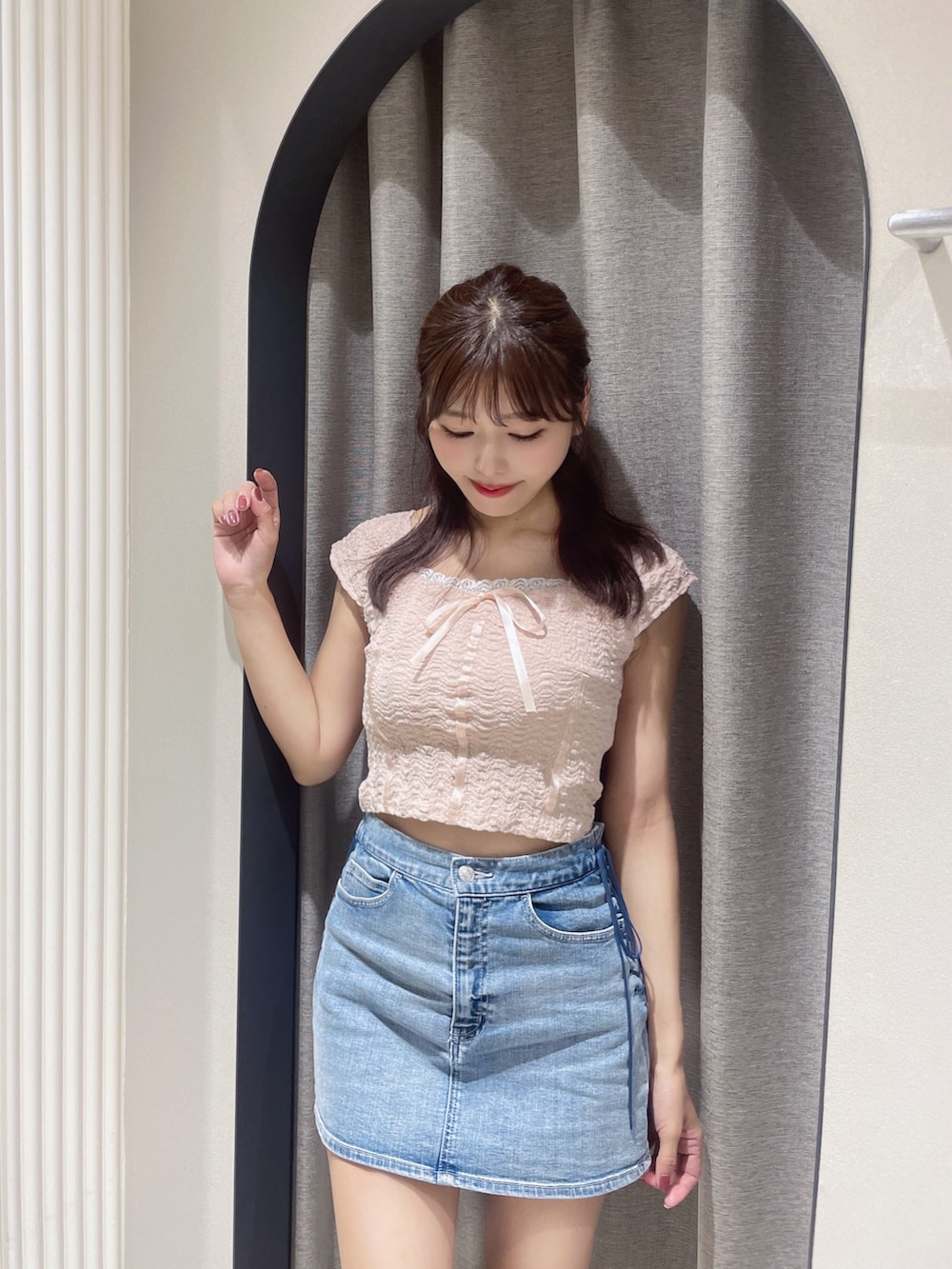 ピンク系のTシャツ/カットソー、ブルー系のデニムスカートを着用したレディースの夏コーディネートの2枚目の写真