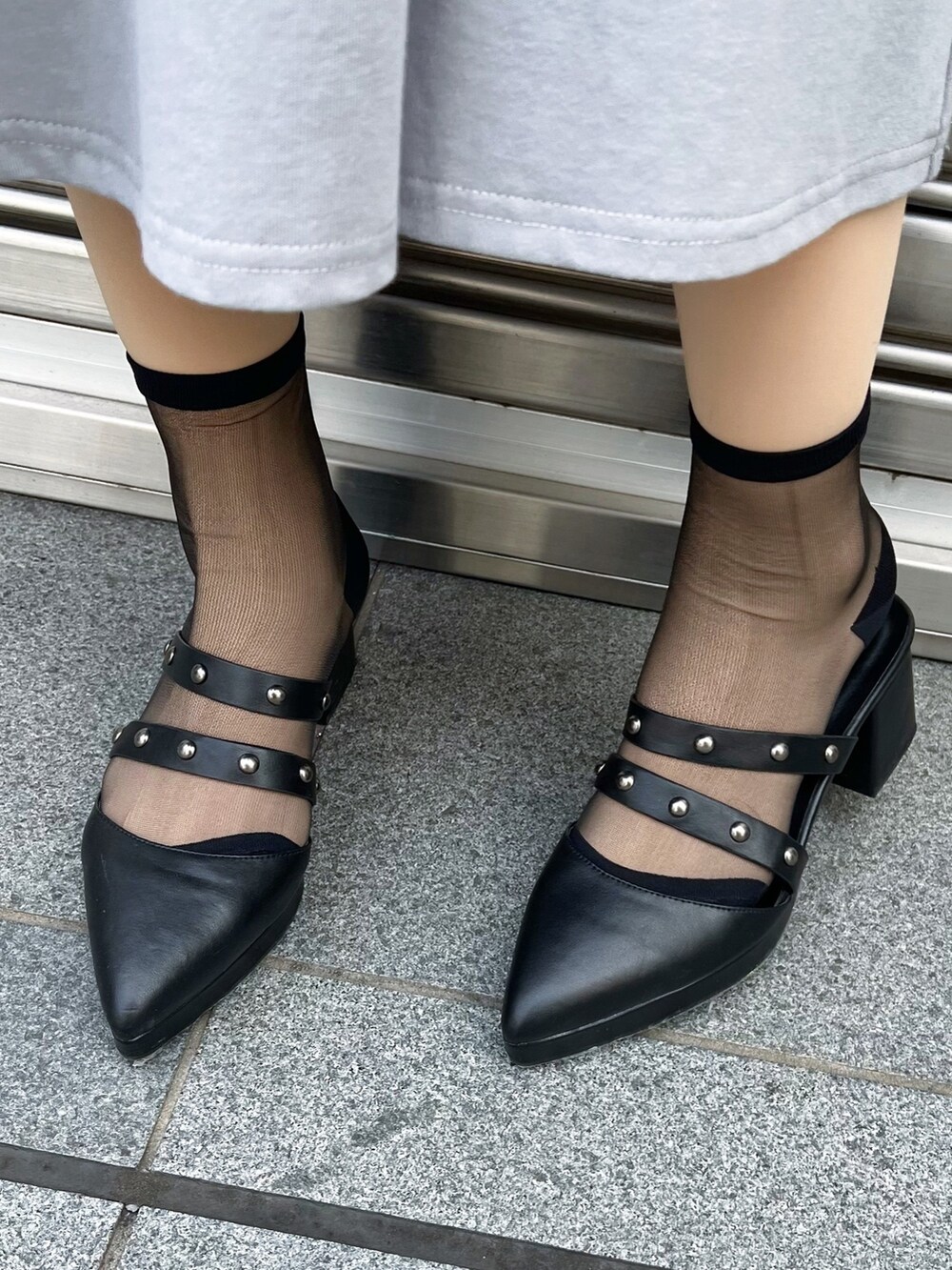 ブルー系のワンピース、ブルー系のハンドバッグ、ブラック系のパンプスを着用したレディースの夏コーディネートの7枚目の写真