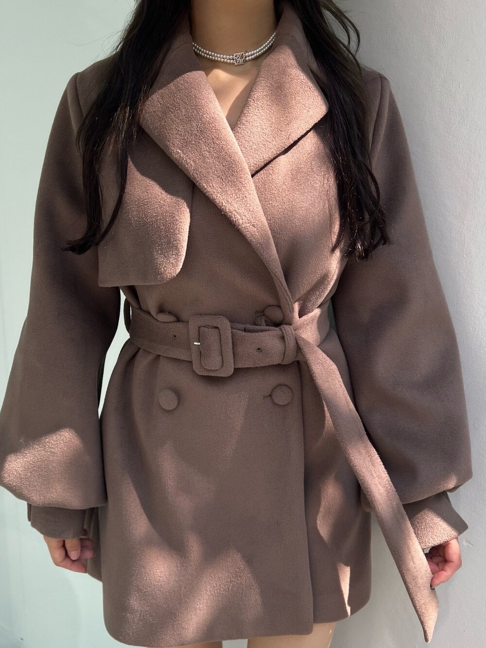 ブラウン系のその他アウター、ホワイト系のチョーカーを着用したレディースの秋コーディネートの6枚目の写真