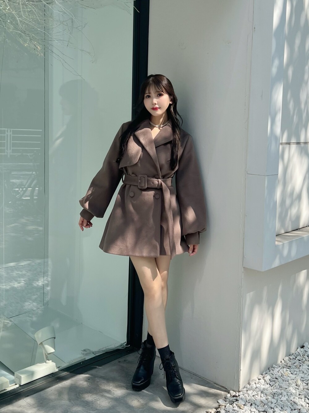 ブラウン系のその他アウター、ホワイト系のチョーカーを着用したレディースの秋コーディネートの3枚目の写真