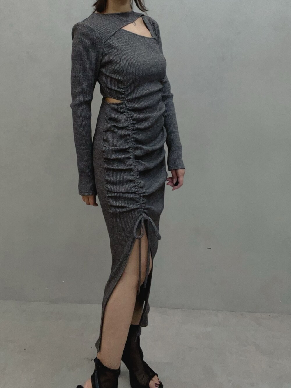 グレー系のワンピース、ブラック系のサンダルを着用したレディースの秋コーディネートの5枚目の写真