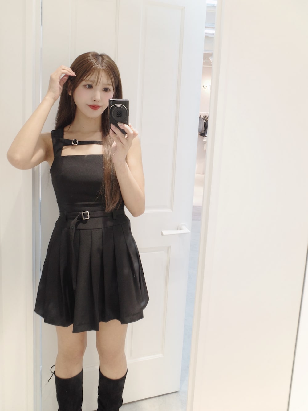 その他のブーツ、ブラック系のワンピースを着用したレディースの夏コーディネートの3枚目の写真