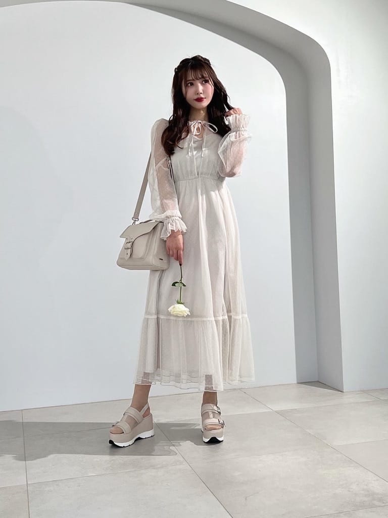 ベージュ系のワンピース、ベージュ系のサンダルを着用したレディースの夏コーディネートの2枚目の写真