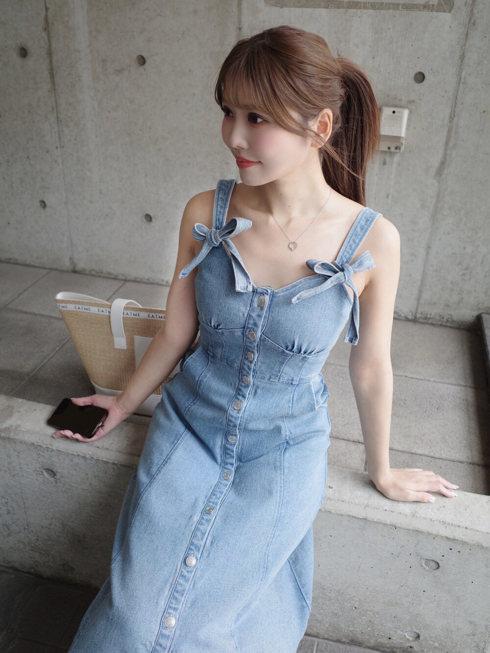 ホワイト系のトートバッグ、イエロー系のパンプス、ブルー系のワンピースを着用したレディースの夏コーディネートの7枚目の写真