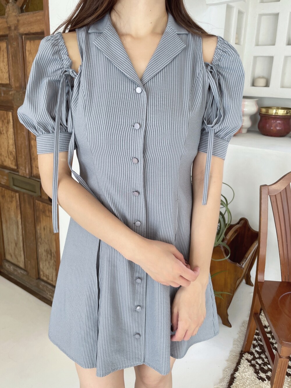 ブルー系のワンピース、ブルー系のサンダルを着用したレディースの冬コーディネートの6枚目の写真