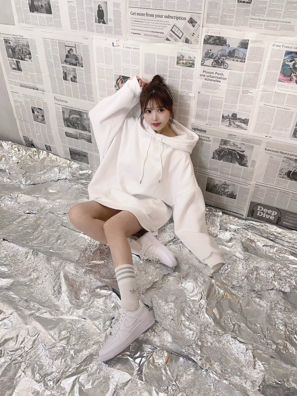 ホワイト系のパーカーを着用したレディースの夏コーディネートの4枚目の写真