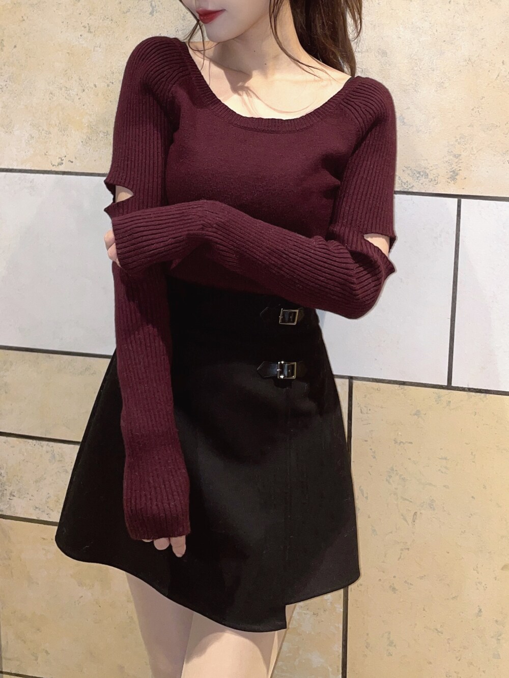 レッド系のニット/セーター、ブラック系のスカートを着用したレディースの冬コーディネートの6枚目の写真