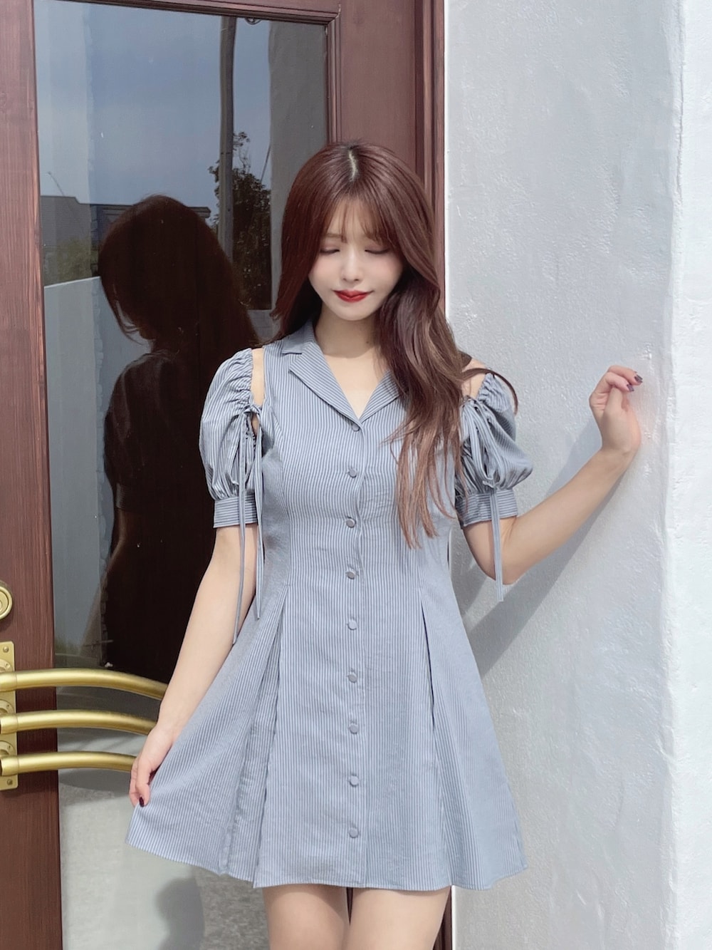 ブルー系のワンピース、ブルー系のサンダルを着用したレディースの冬コーディネートの4枚目の写真