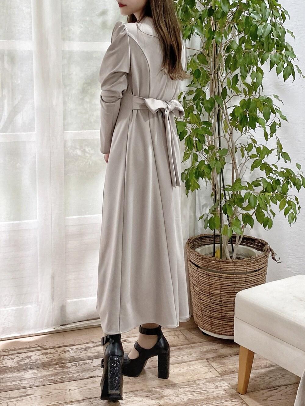 ベージュ系のワンピース、ブラック系のパンプス、ホワイト系のチョーカーを着用したレディースの秋コーディネートの2枚目の写真