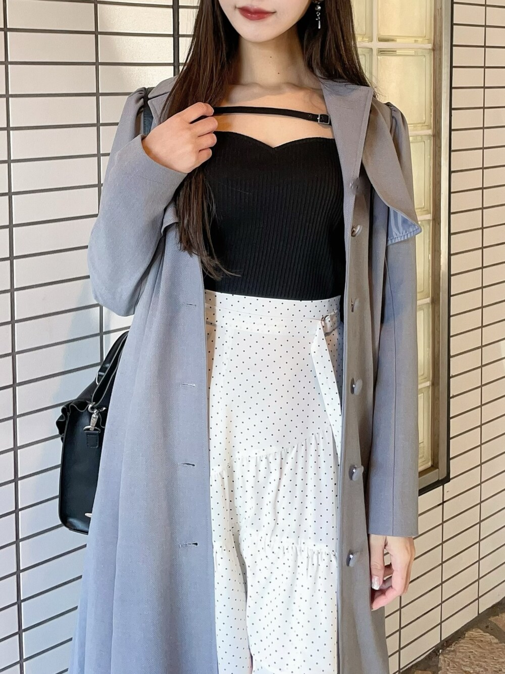 ブルー系のその他アウター、ブラック系のTシャツ/カットソー、ホワイト系のスカートを着用したレディースの冬コーディネートの5枚目の写真