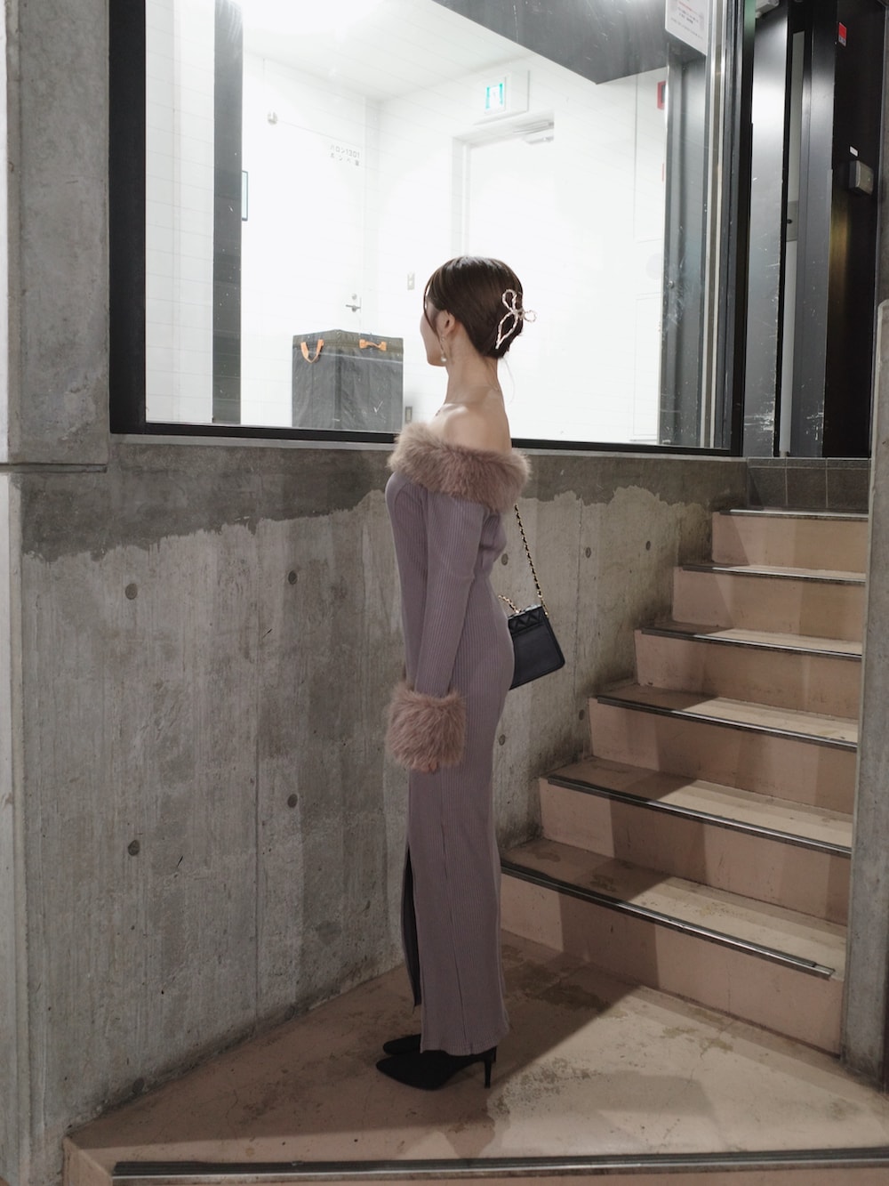 ブラウン系のワンピース、ブラック系のショルダーバッグ、ブラック系のブーツを着用したレディースの秋コーディネートの3枚目の写真